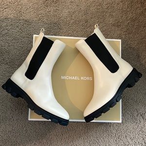 NWT Michael Kors Ridley Chelsea Leather Boots Cream SZ 8